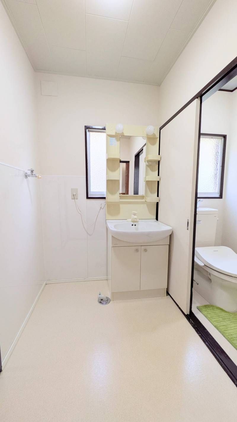 洗面化粧台にいろいろ置けて便利♪洗濯機置き場もあります！