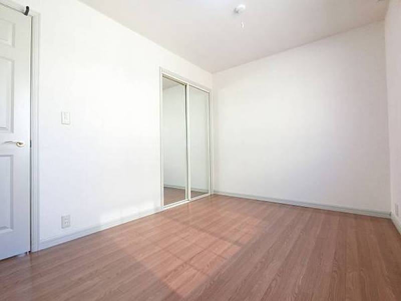 洋室。クローゼットに鏡付きで部屋が広々。