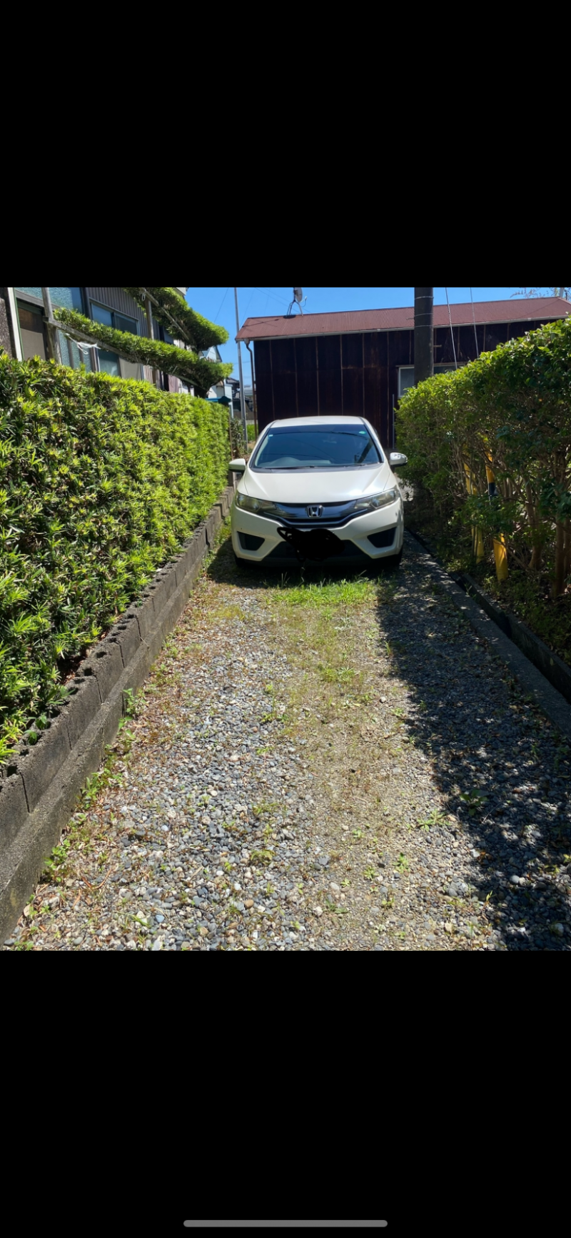 物件入口は狭く普通車で両側いっぱいです。