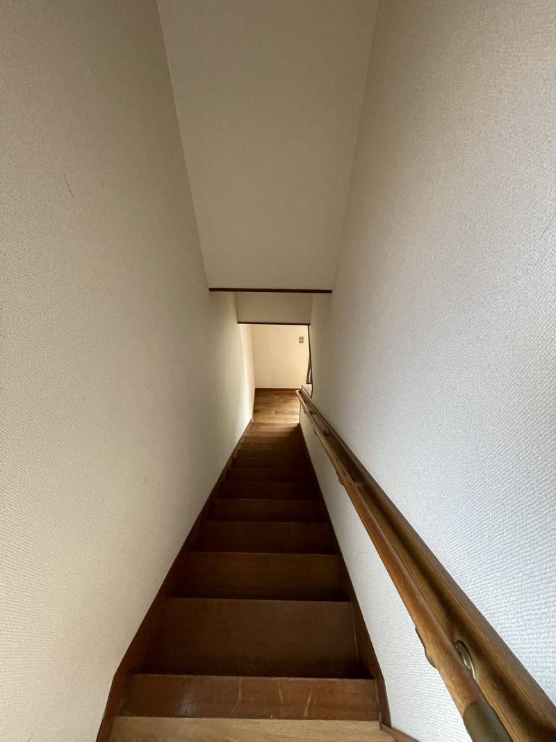階段で二階へ行きます。