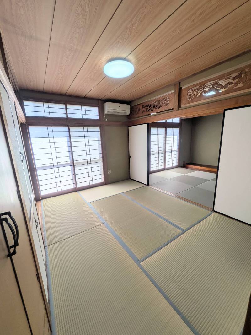 和室①にはエアコンと照明器具がついています。