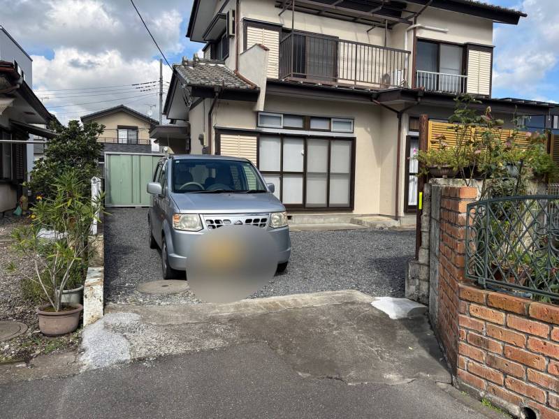 駐車場の間口は2.6m。ミニバンでも余裕持って入れます！