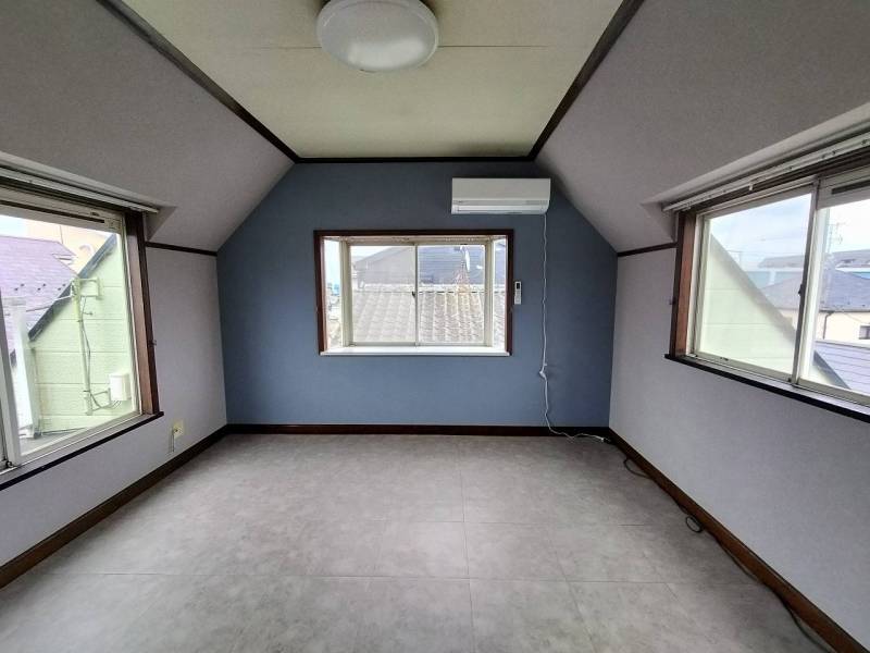 3階子供部屋は8畳、3方向窓で風通し良し、エアコン新設！