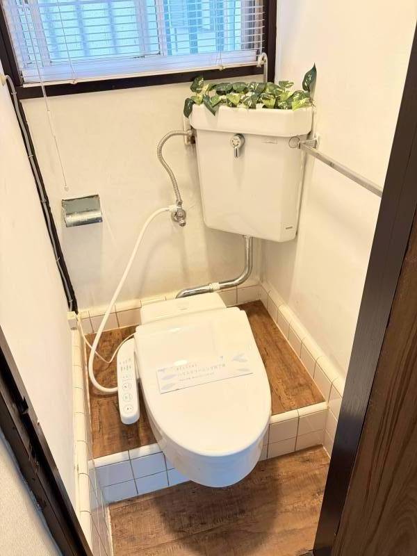 トイレ（ウォシュレット付温水洗浄便座）