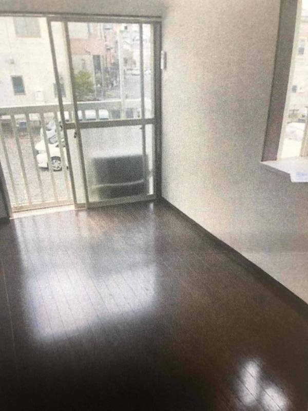 洋室はフローリングで出窓付き。陽当たり最高。