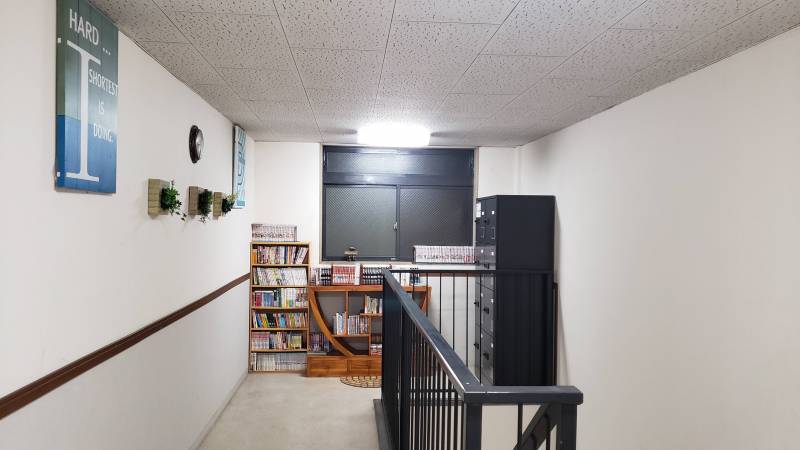 階段の奥には図書コーナーと3階向け宅配ロッカーがあります