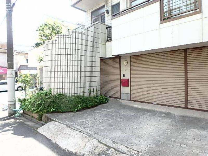 屋外に2台車が止めれます。