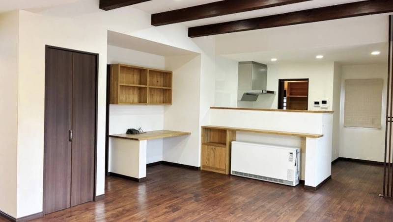 リビングには造り付けの机と本棚もあります。