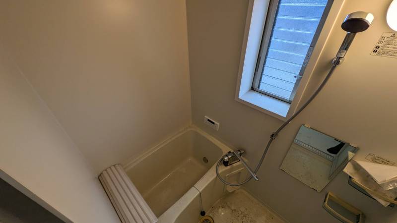 サーモスタット水栓付の浴室。