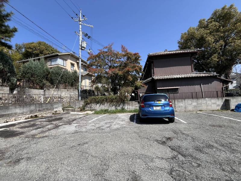 徒歩数十秒の場所に月極め駐車場あり