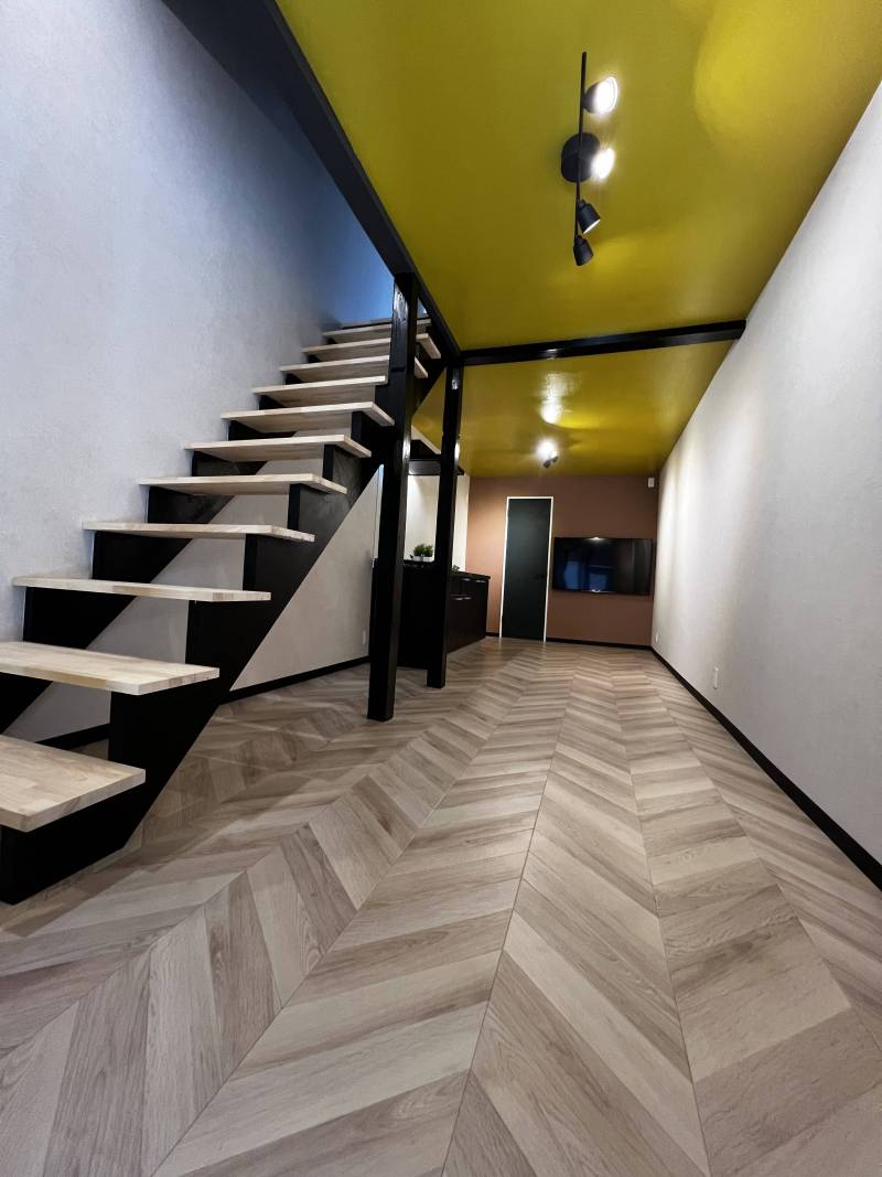 玄関から扉を開けると大きなLDKが広がります