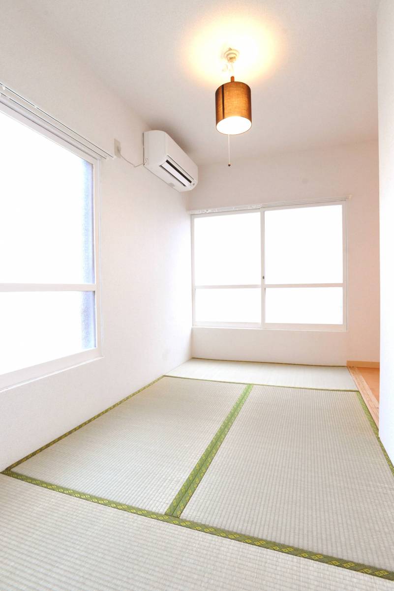 手前の4畳の部屋。大きな窓で二面彩光でとても明るいです