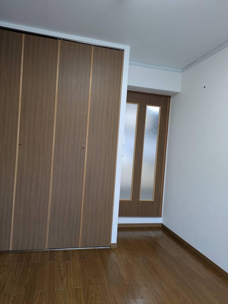 クローゼット閉じた状態　部屋のドアも明かりが入るガラス入り！
