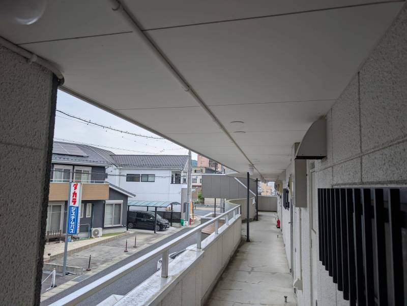 玄関から廊下への景色