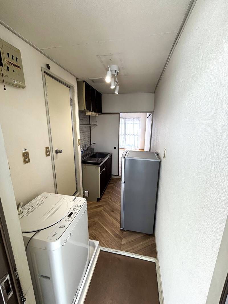 玄関兼キッチンは狭いですが、必要なものは手の届く範囲に！！