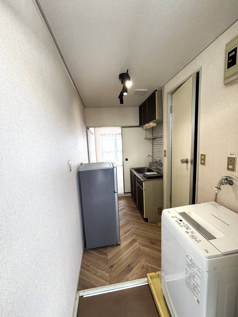 玄関兼キッチンは狭いですが、必要なものは手の届く範囲に！！