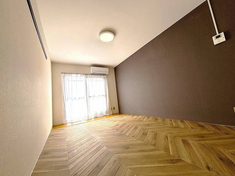 照明、レースカーテン・エアコンは据え付けの機器備品になります