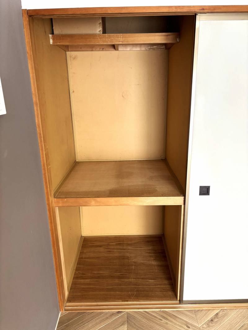 洋室内の押入れになります。