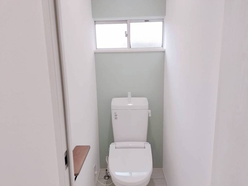 可愛らしいアクセントクロスのトイレ