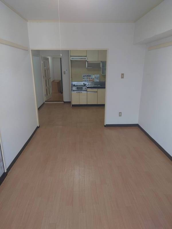 バルコニー側よりの室内です