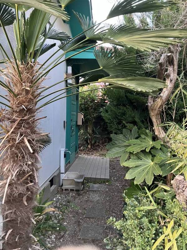 玄関の横に水道があります。