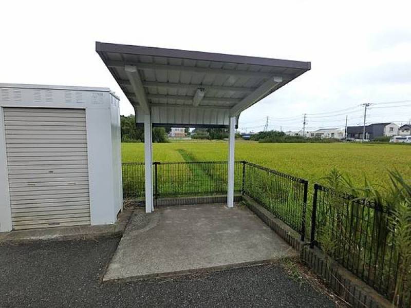 駐輪場。お子様の自転車も置けます。