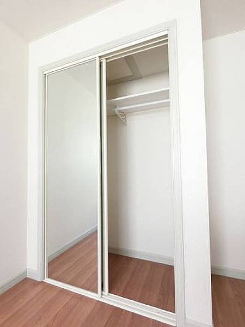 クローゼットにも鏡付き。鏡を置くスペースいらずで部屋が広々。