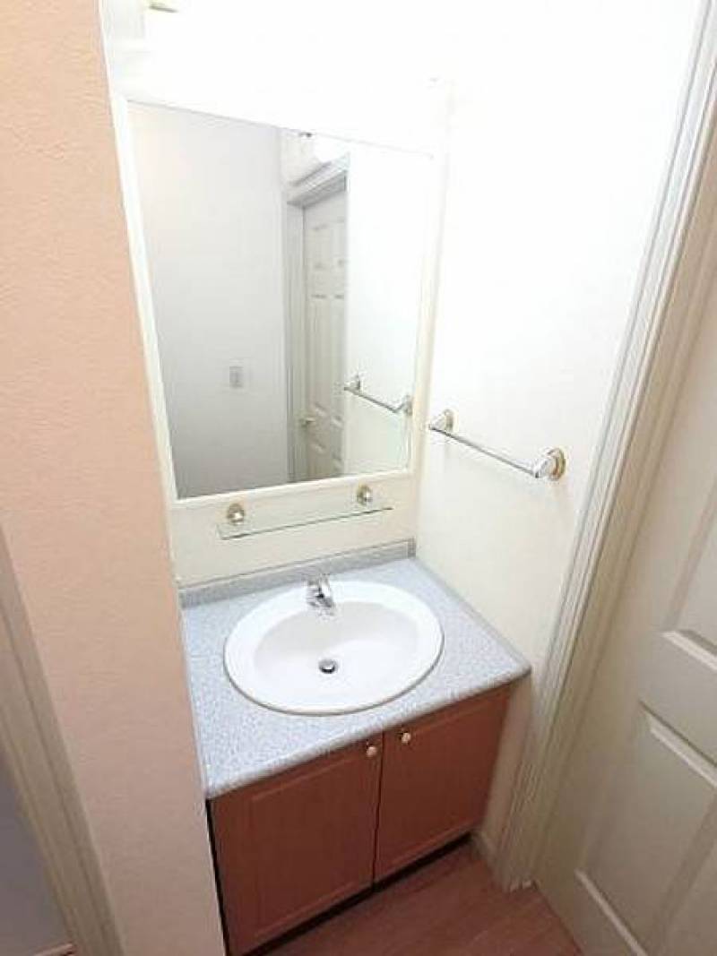 すっきり清潔感のある独立洗面台。