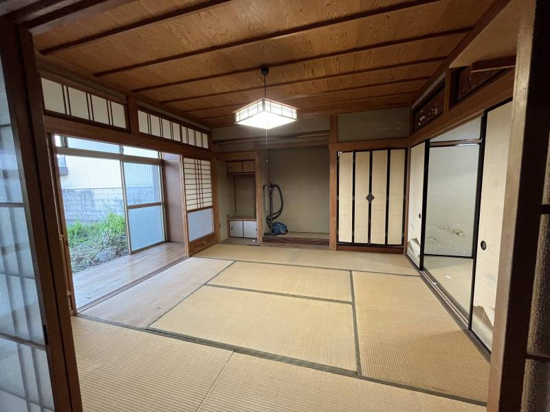 １階和室。縁側からお庭を望めます。癒しの和空間