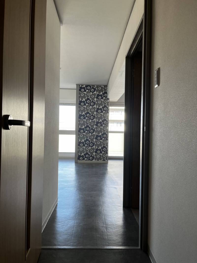 玄関からリビングへ