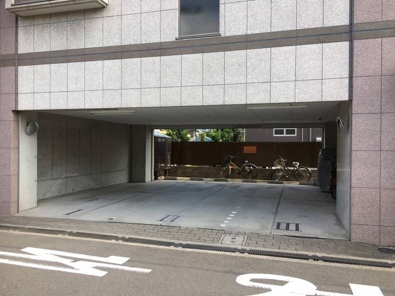 屋根付き駐車場です。2台駐車可