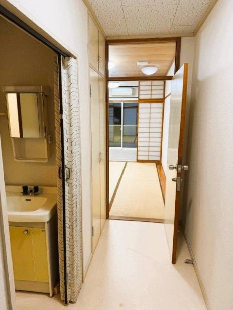 独立洗面台あり。廊下に物入あり。