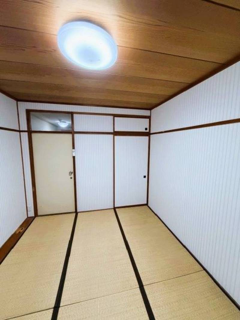 和室。押入・天袋あり。
