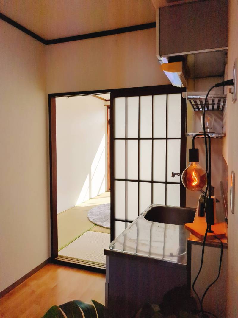 いよいよお部屋へ。ガラス素材の扉なのでキッチンも明るめ。