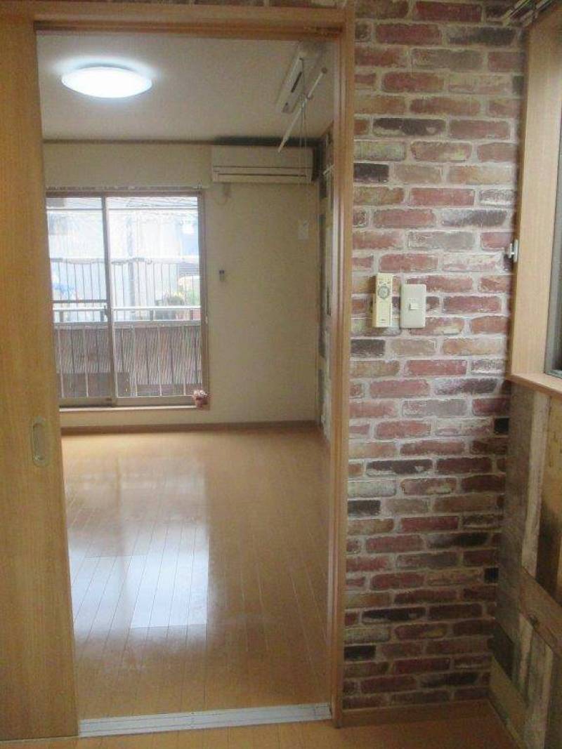 キッチンから個室を見ています。