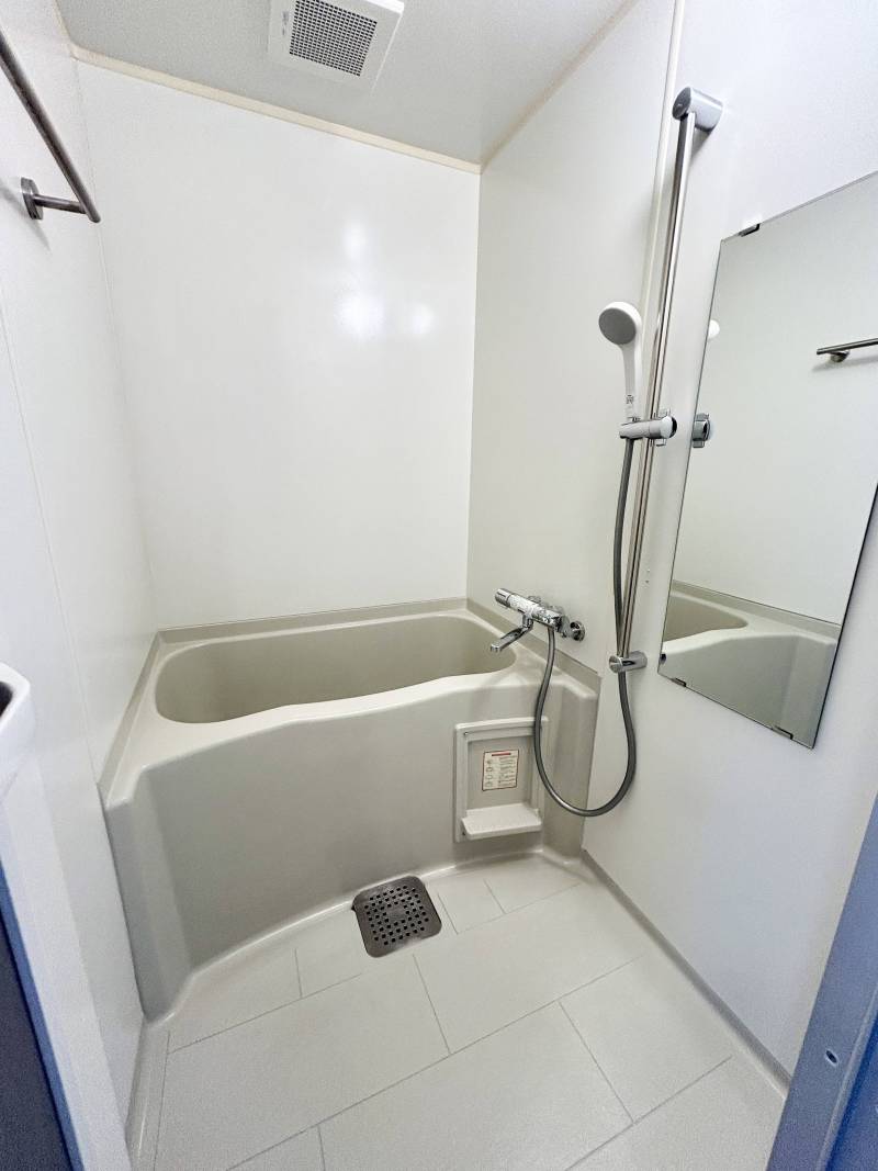 浴室も広々、大型の鏡、水栓交換済♪