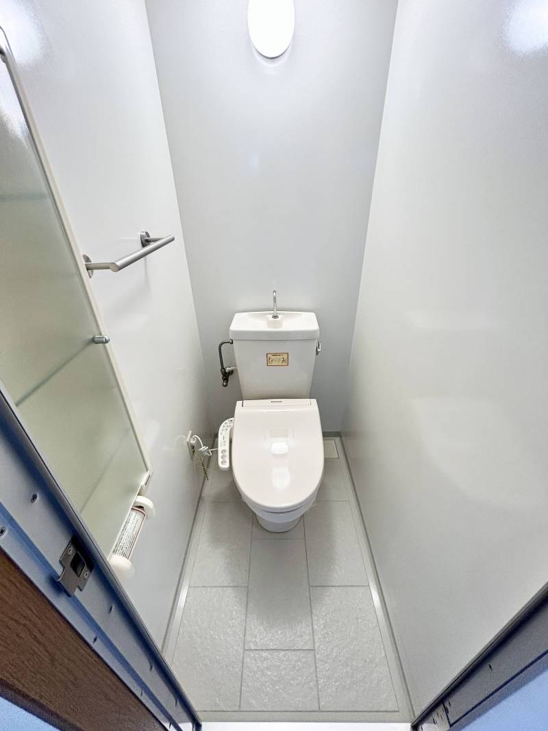 トイレも清潔感があります。もちろんウォシュレット付き♪