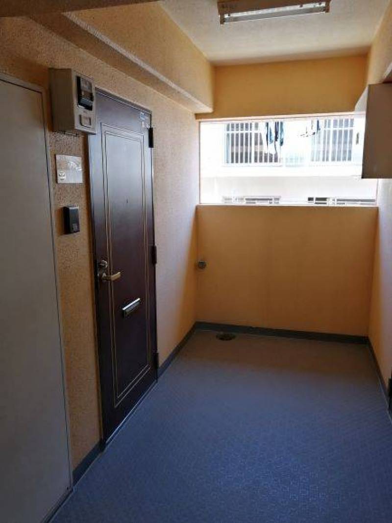 玄関は、一番奥左側です。
3Ｆは11部屋あります。