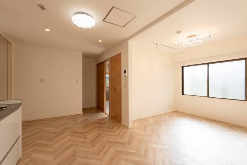 こちらの写真が元々のリビングの写真です。