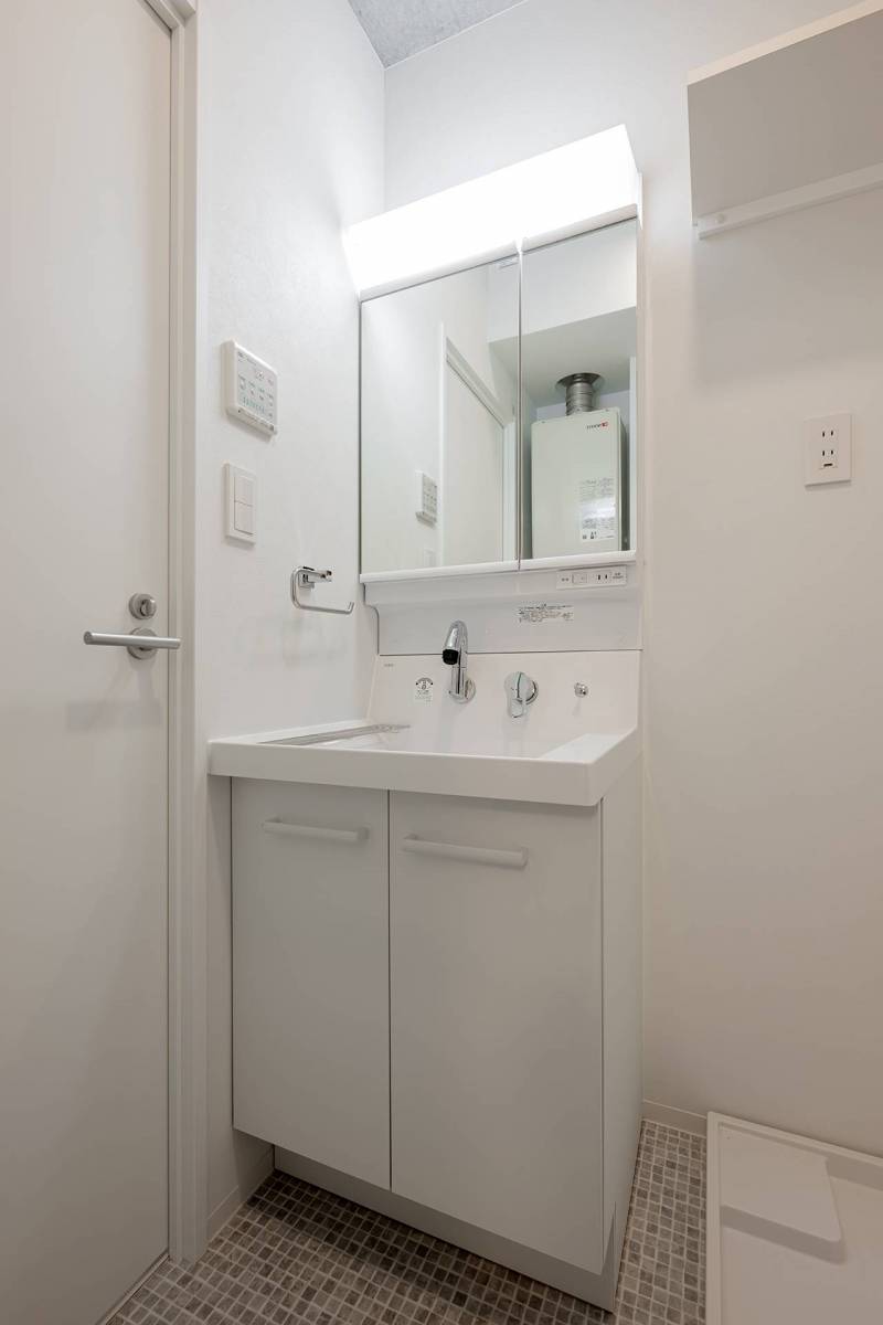 ホワイト基調の洗面台で気持ちいいです。