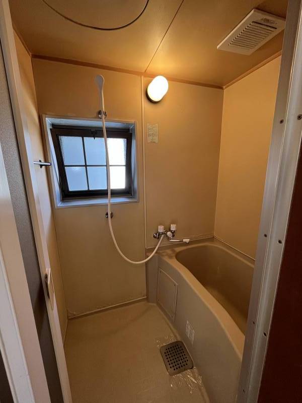 浴室〜新品カラン＆新品シャワー、新品換気扇、換気窓あり〜