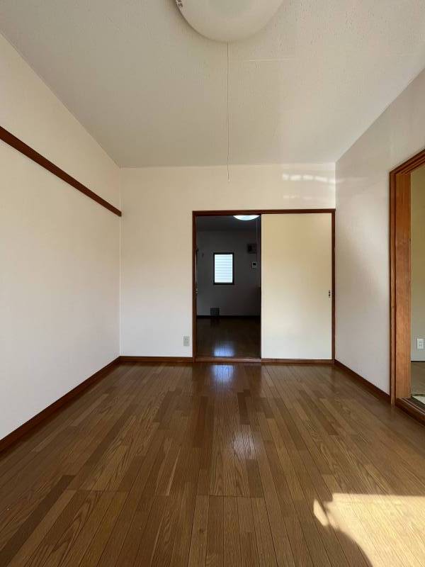 洋室〜シーリングライト付、床ＷＡＸ掛け済み、ＴＶジャック〜