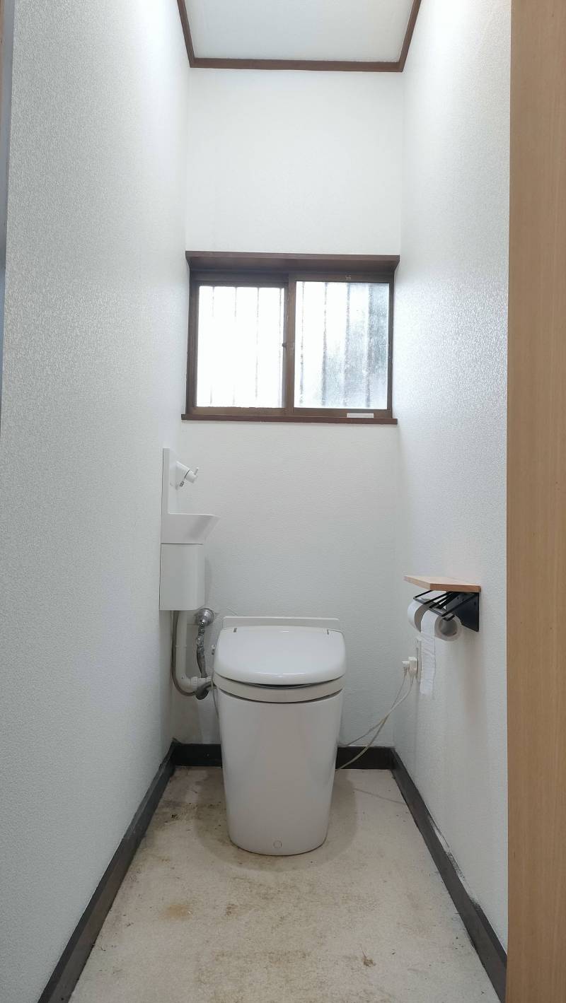 トイレは壁紙を全張り替え。ペーパーホルダーは新品で清潔感あり