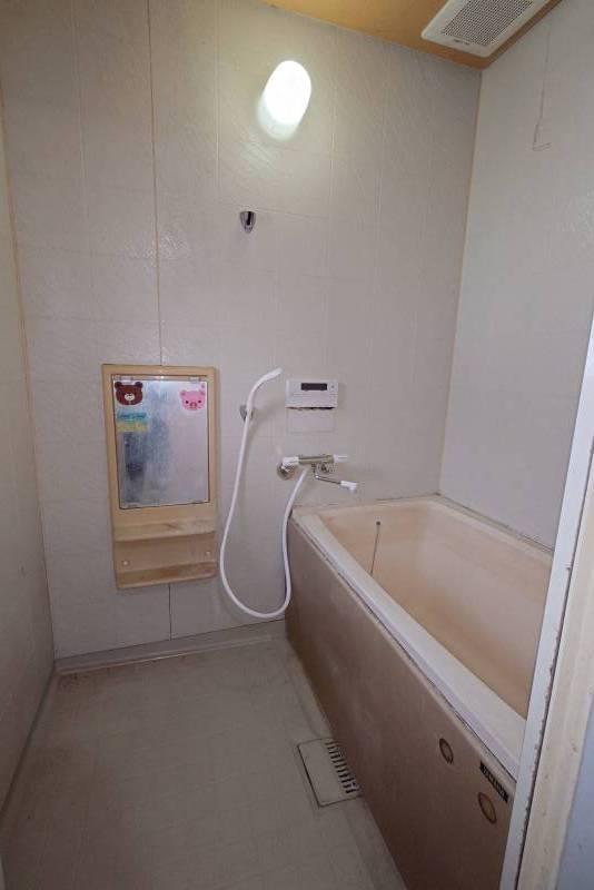 新品のシャワー付き水栓のお風呂です