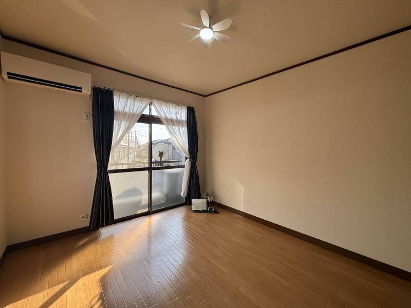 お部屋の窓の隣は駐車場の為開放感があります(^^♪