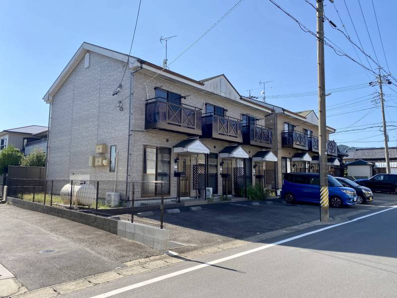 外観① 　　1・2階がお部屋です。