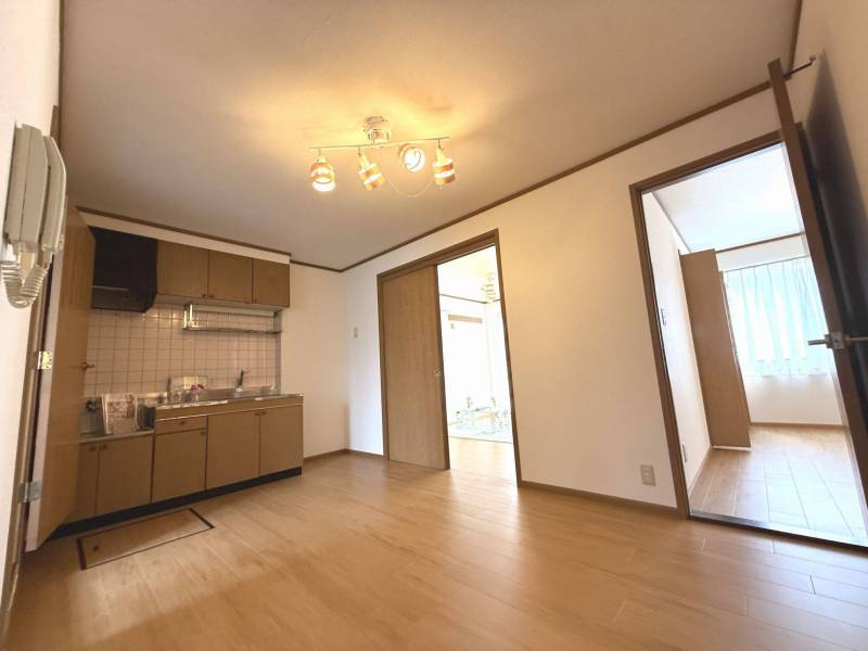 玄関を通るとキッチン！すべての部屋に繋がっています！