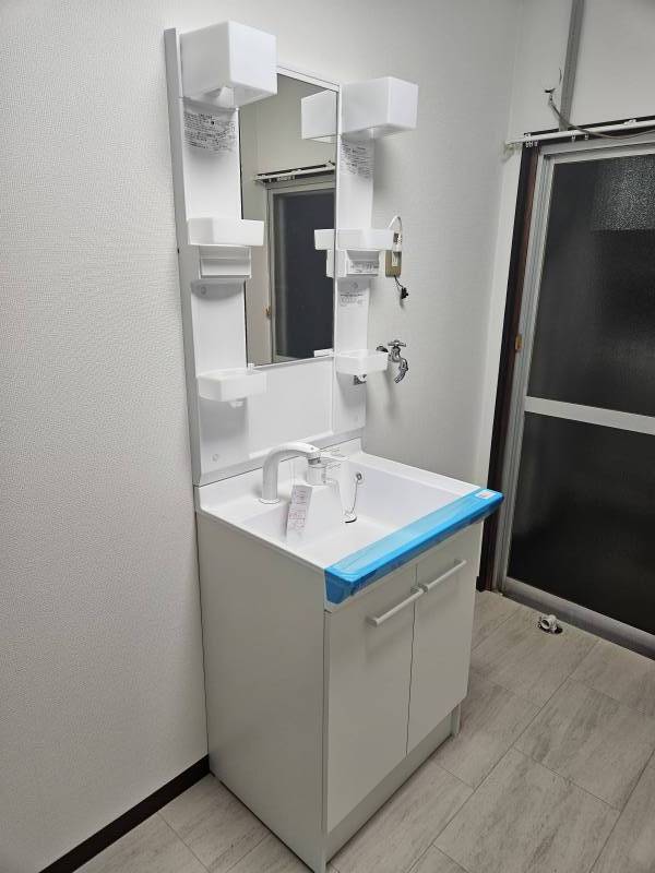 新品、洗面台はシングルレバーで便利。