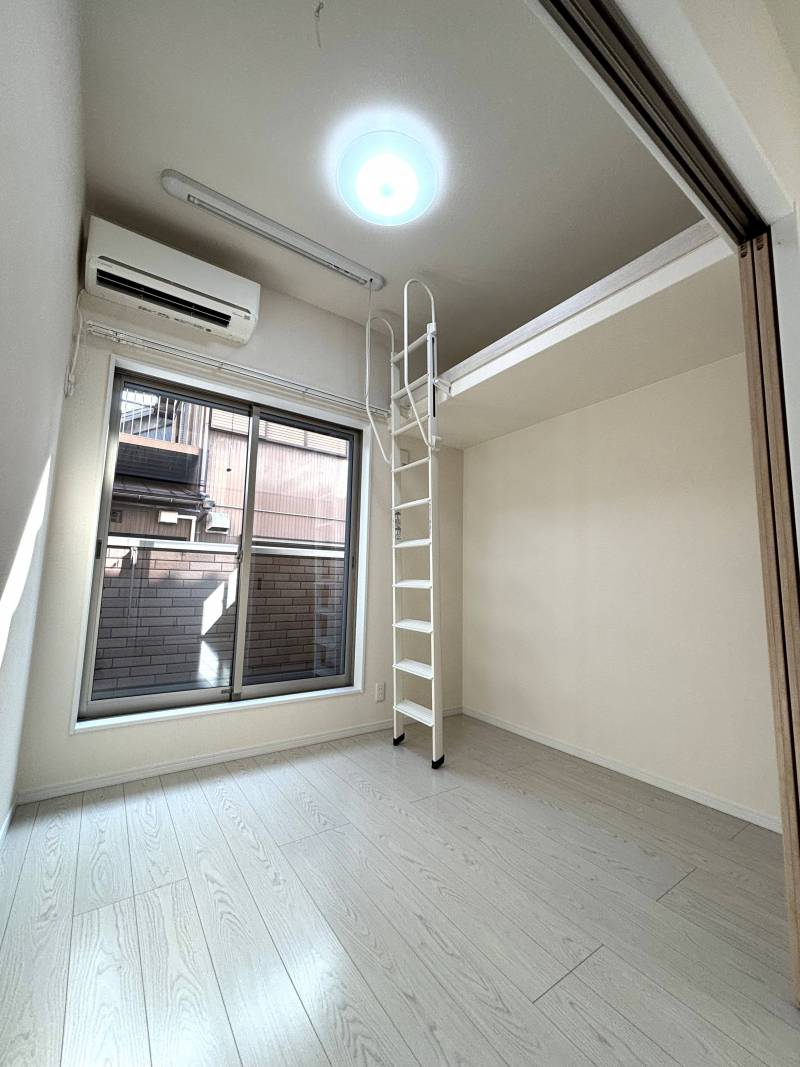 南側ロフト付き洋室