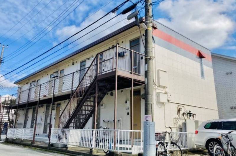 外壁の青赤ボーダーが目印です！